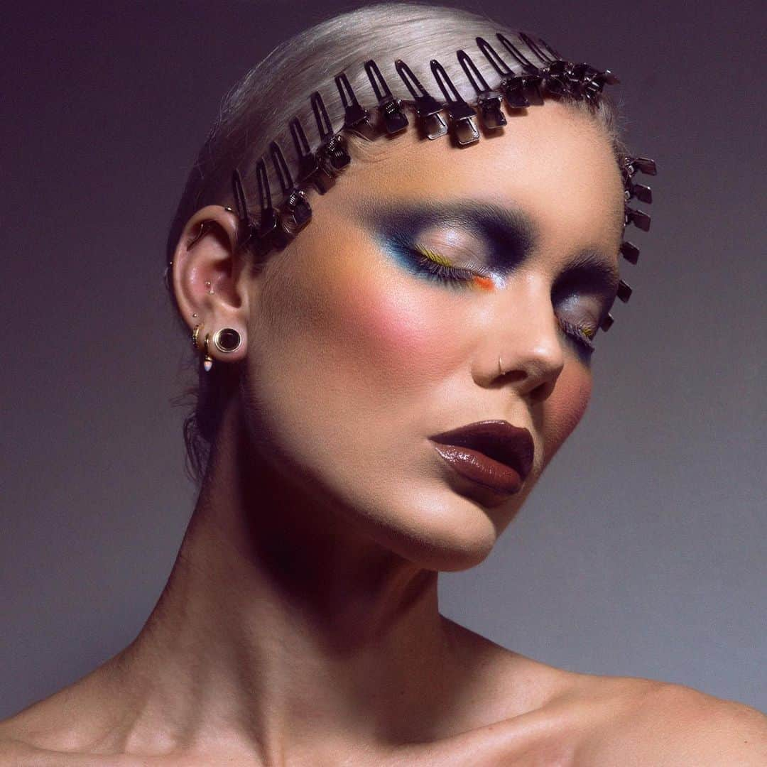 Linda Hallbergさんのインスタグラム写真 - (Linda HallbergInstagram)「Count the hair clips. Right answer gets a high five 🖐🏻 Products used for this look Base  @danessa_myricks Vision Cream Cover N03 @lindahallbergcosmetics Infinity Palette – Virgio, Maffei @lindahallbergcosmetics Spectral Palette – Unknown @lindahallbergcosmetics Infinity Filter Light @viseart Editorial Brights Palette  Eyes @lindahallbergcosmetics Black Core Crayon @lindahallbergcosmetics Spectral Phantom – Illusion, Abstract, Unknown @viseart Editorial Brights Palette @lindahallbergcosmetics Likeable Mood Crayon @lindahallbergcosmetics Happy Mood Crayon  Lips @lindahallbergcosmetics Brown Core Crayon @lindahallbergcosmetics Lipstick Garnet」8月27日 3時17分 - lindahallberg