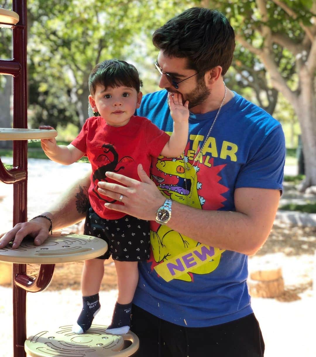 のインスタグラム：「Already too cool for Dad」