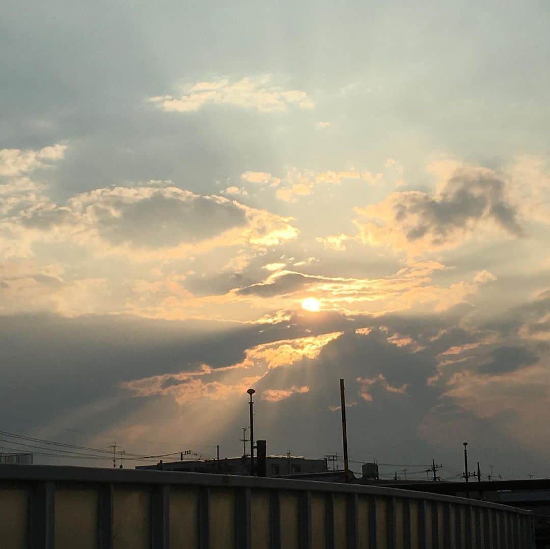lululukululuさんのインスタグラム写真 - (lululukululuInstagram)「夕方の空 🌤 明日も晴れるかな？ #空#雲#太陽#夕方」8月27日 3時20分 - tajitajicat