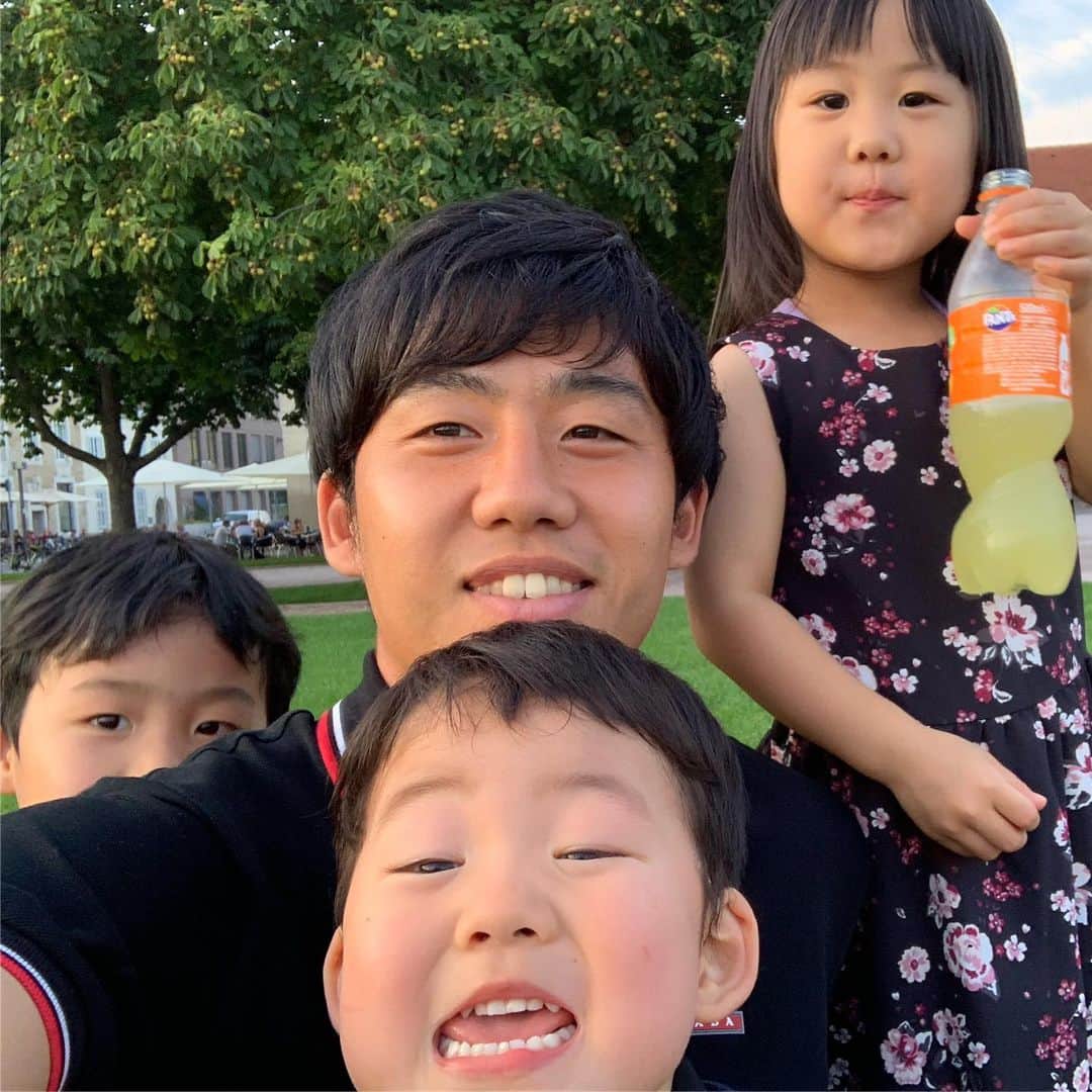 遠藤航のインスタグラム：「Day off😁 . . #dayoff  #park  #stuttgart  #germany  #🇩🇪 #family  #kids  #children  #シュツットガルト #ドイツ  #todaysphoto」