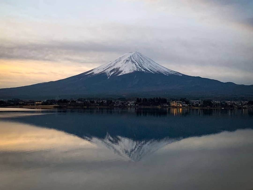 シャーロット・デュリフのインスタグラム：「🗻 Mount Fuji  Finally got to hike to the top of this iconic Japanese volcano this month after a try in 2012 with the French Team (but there was too much ice and we had zero equipment), and a try earlier this winter with my family (but we couldn't even go through the guarded starting gate)! Thank you to this sweet team of frenchies for the opportunity and good times ascending! We went by the longest trail, Gotemba, to avoid the crowd (it was worth it!) so it took us about 8h round trip! The bottom and summit were in a cloud (bummer for the view 😆) but we had beautiful couple hours in the sun in the middle.  @petzl_official @eb_climbing @volxholds @luxov_connect @mountainhardwear」
