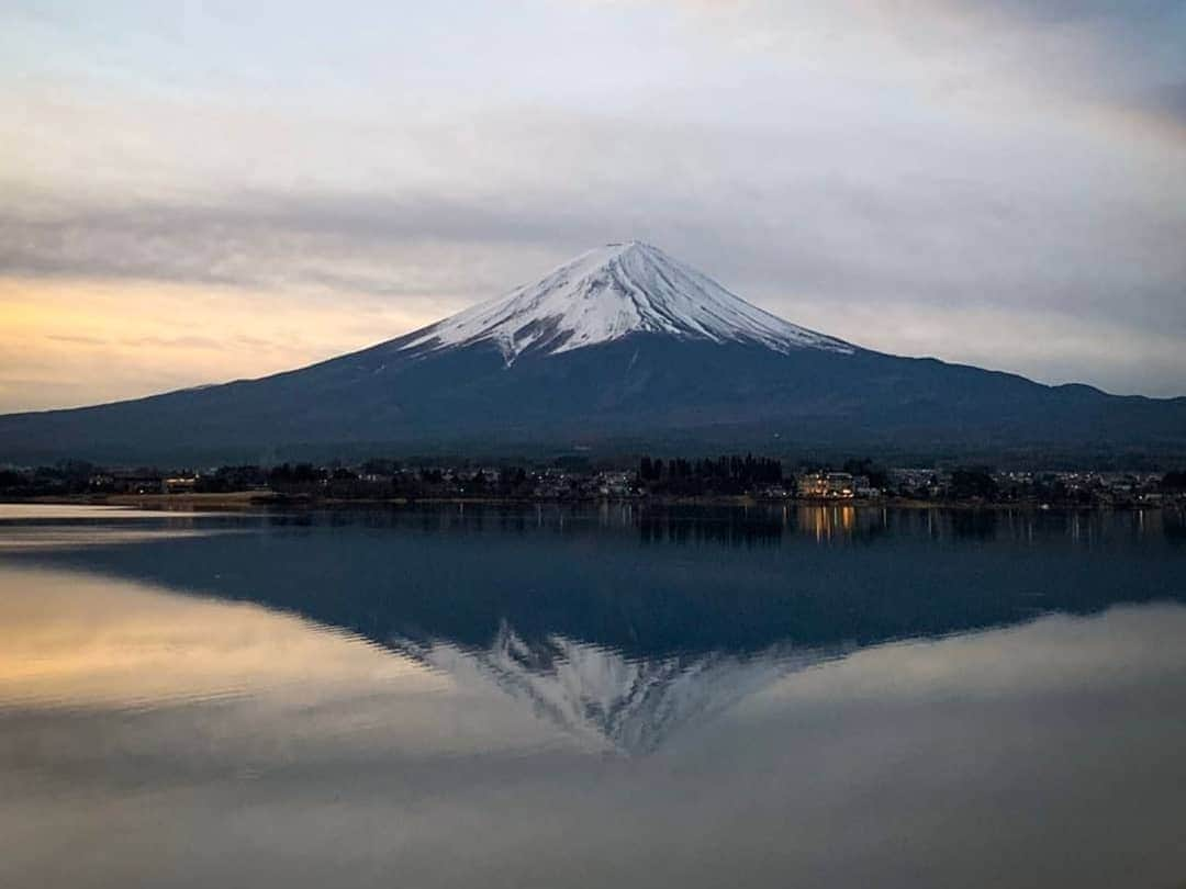 シャーロット・デュリフさんのインスタグラム写真 - (シャーロット・デュリフInstagram)「🗻 Mount Fuji  Finally got to hike to the top of this iconic Japanese volcano this month after a try in 2012 with the French Team (but there was too much ice and we had zero equipment), and a try earlier this winter with my family (but we couldn't even go through the guarded starting gate)! Thank you to this sweet team of frenchies for the opportunity and good times ascending! We went by the longest trail, Gotemba, to avoid the crowd (it was worth it!) so it took us about 8h round trip! The bottom and summit were in a cloud (bummer for the view 😆) but we had beautiful couple hours in the sun in the middle.  @petzl_official @eb_climbing @volxholds @luxov_connect @mountainhardwear」8月27日 3時30分 - chadurif