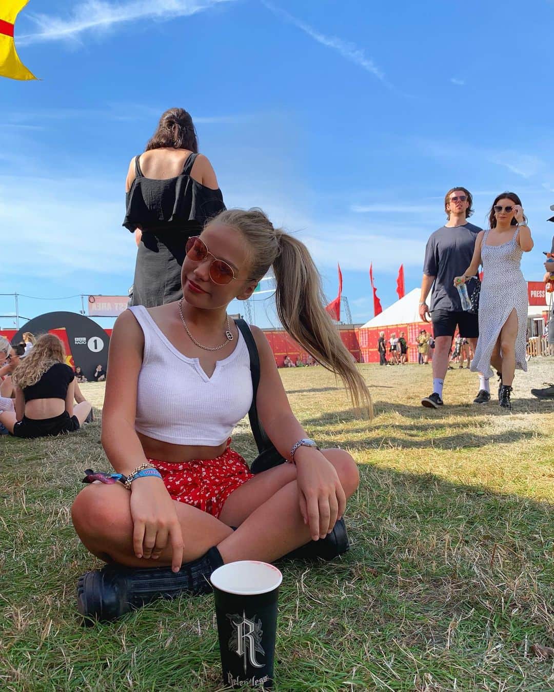 コニー・タルボットのインスタグラム：「Finding shade and drinking iced water🌞  #stayhydrated #readingfestival2019」
