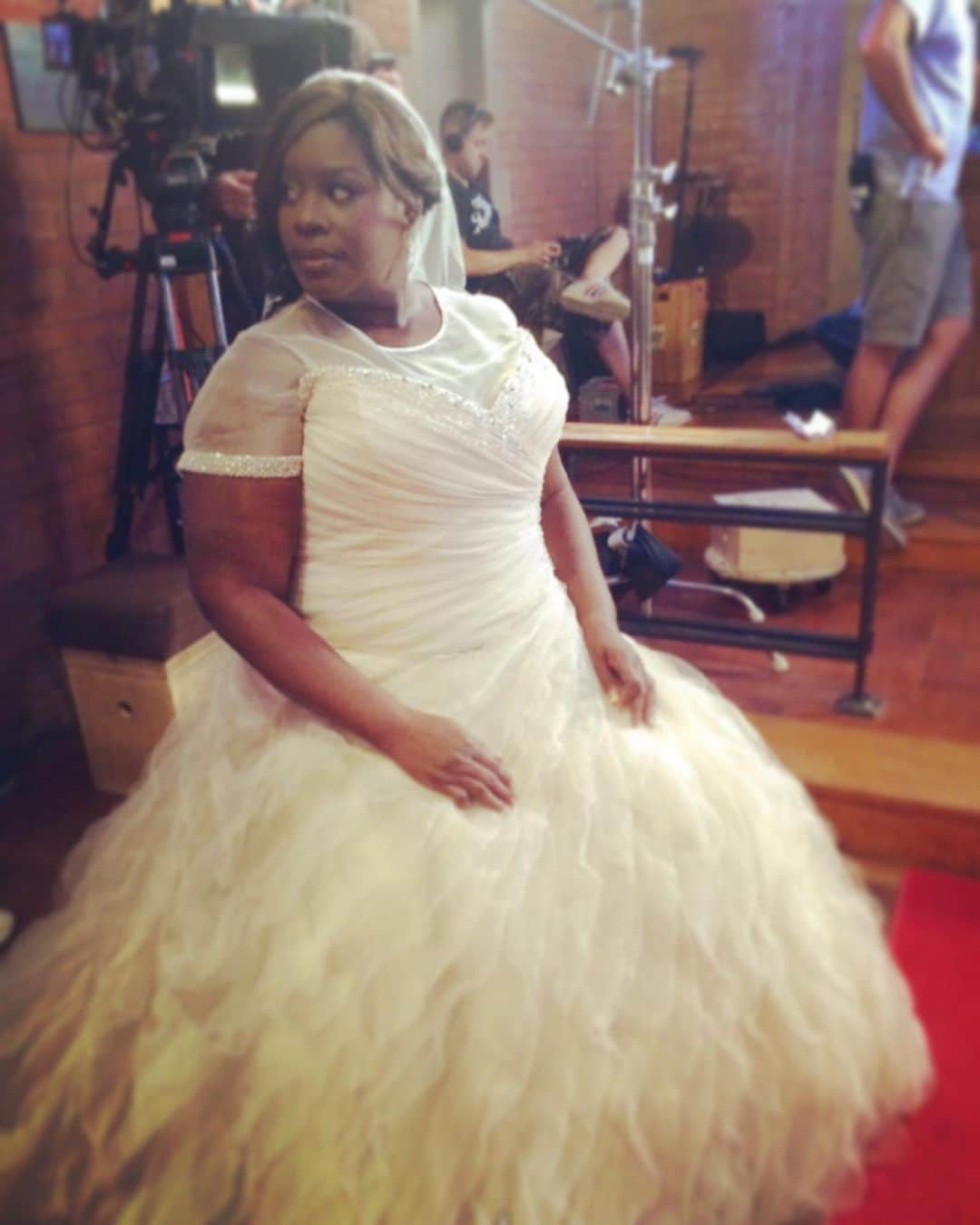 Rettaのインスタグラム：「5 years ago today. • It took a village to get #RegalMeagle ready for her marriage to Joe. • #DonnaAndJoe #ParksAndMuhfuhkinRec The honeymoon? I wore the red thing . . . He deserved to see me in the red thing.」