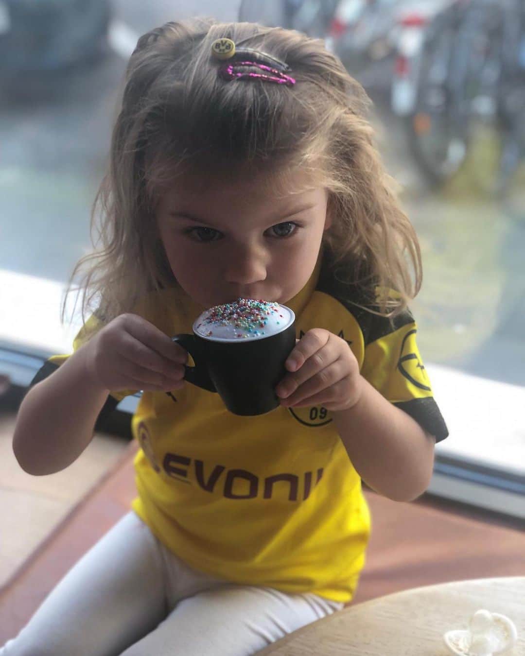 ケヴィン・グロスクロイツのインスタグラム：「Leonie geht jetzt schlafen 💤  Sie wollte allen noch schnell eine gute Nacht wünschen und hat sich dieses Foto ausgesucht 💯❤️ #diebeste #wundervolletochter #dortmund #köln #poldi #fisch #aha #isso」