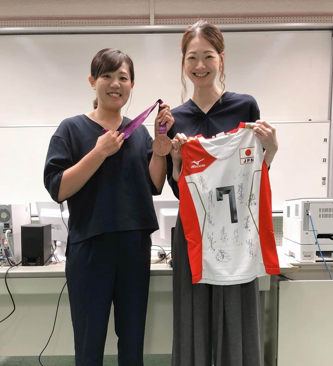 井上香織さんのインスタグラム写真 - (井上香織Instagram)「2019.8.27 ・ 今日は姫路市の安室東小学校の 教員の皆様に研修の一環として講演をさせていただきました💻 ・ すごく真剣にうなずきながら話を聞いてくださり、あっという間の1時間半でした🙏 メダルをぜひ持ってきてほしいという要望があり、最近出番の少ないメダルさんも🥉とても喜んでいたと思います。 ・ 先生方から子供達に何か伝わるものがありますように🙏♡♡ ・ 父ちゃんと家でお留守番していてくれた娘は帰ったら寝ていました😌 ・ @hidegoli 2人ともありがとう♡ ・ #姫路市 #安室東小学校 #講演 #バレーボール #夢に向かって #感謝 #楽しい時間 #ありがとうございました #校長先生が凄く気さくな方でした」8月27日 14時34分 - kaorin888