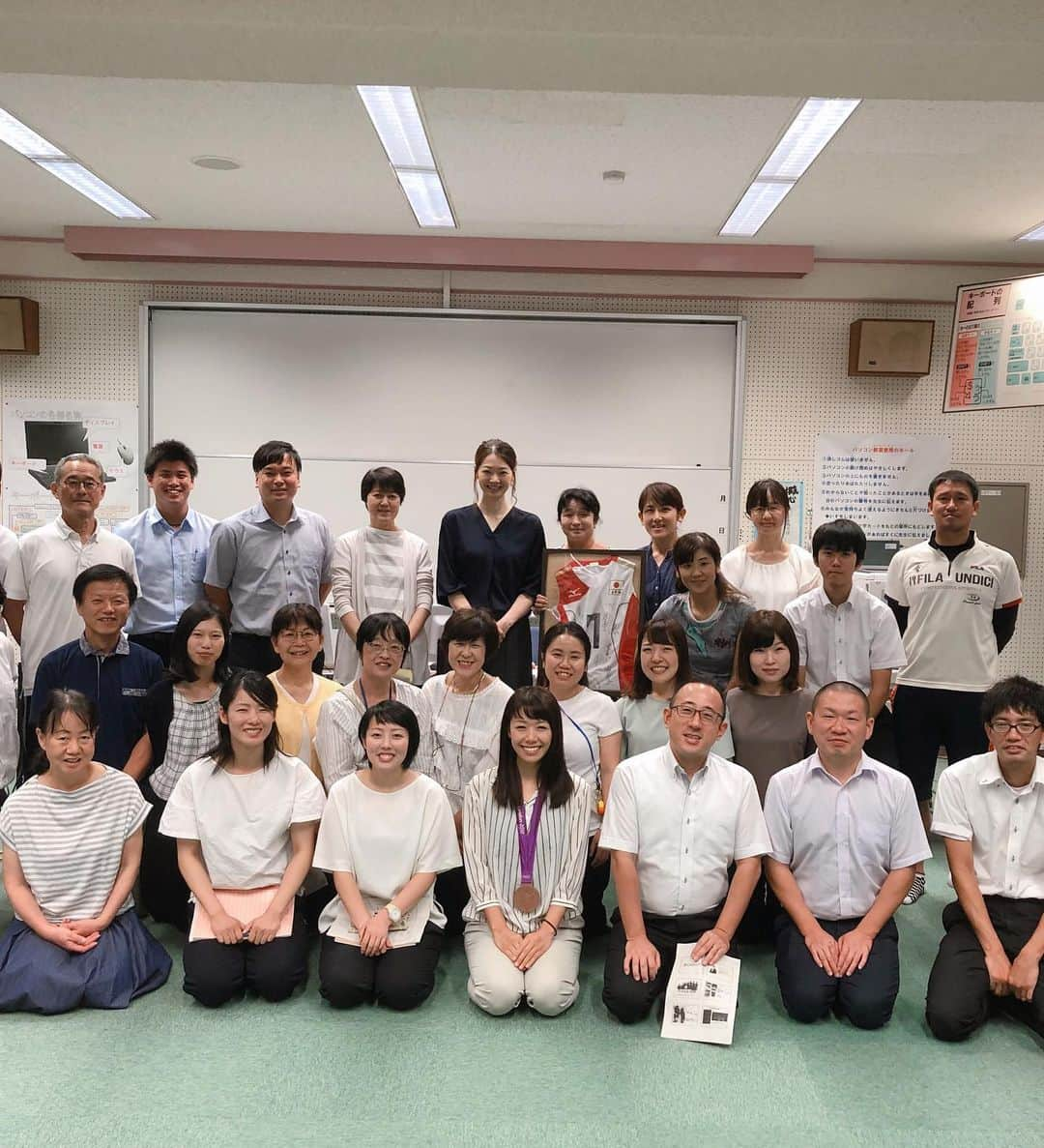 井上香織さんのインスタグラム写真 - (井上香織Instagram)「2019.8.27 ・ 今日は姫路市の安室東小学校の 教員の皆様に研修の一環として講演をさせていただきました💻 ・ すごく真剣にうなずきながら話を聞いてくださり、あっという間の1時間半でした🙏 メダルをぜひ持ってきてほしいという要望があり、最近出番の少ないメダルさんも🥉とても喜んでいたと思います。 ・ 先生方から子供達に何か伝わるものがありますように🙏♡♡ ・ 父ちゃんと家でお留守番していてくれた娘は帰ったら寝ていました😌 ・ @hidegoli 2人ともありがとう♡ ・ #姫路市 #安室東小学校 #講演 #バレーボール #夢に向かって #感謝 #楽しい時間 #ありがとうございました #校長先生が凄く気さくな方でした」8月27日 14時34分 - kaorin888