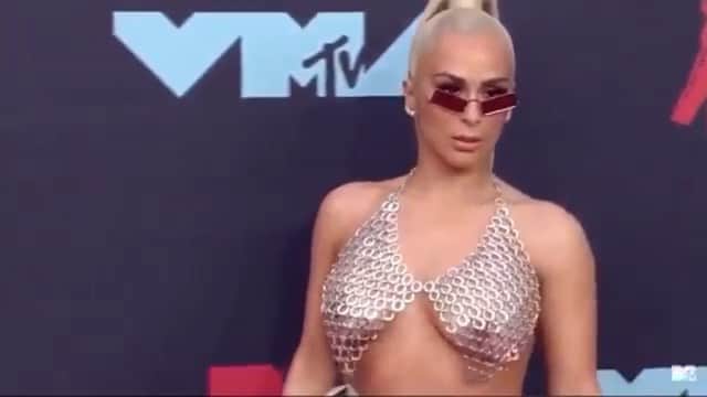ベロニカ・ベガのインスタグラム：「Attended my 1st VMAs tonight. Had stuuuuupidddd butterflies on the carpet. Watched the legend @missymisdemeanorelliott get her vanguard award & was hella hype!!!! Feelin super inspired to do more. Thank you to my team for making me look like I could only dream of. I love you! To my maffia... NEXT YR WILL B ANOTHER STORY I PROMISE! #AMILLION」