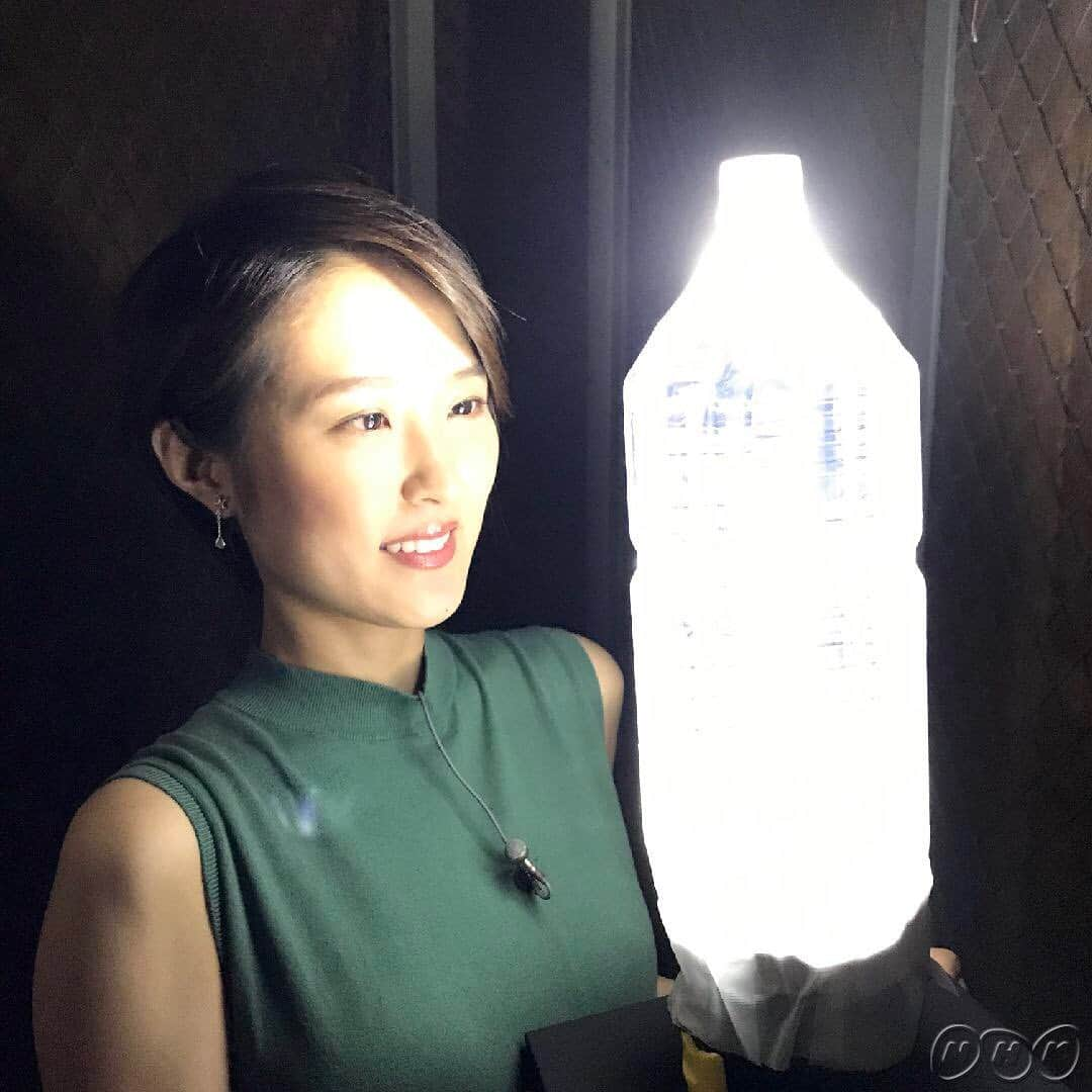 あさイチさんのインスタグラム写真 - (あさイチInstagram)「夏の怪談ではありません🕯👻 ＼停電時に役立つ／ 👇懐中電灯を使って周りを明るくする方法👇﻿ ﻿ ▼懐中電灯の上に水の入ったペットボトルを置くだけ！ 牛乳や栄養ドリンクを混ぜるとさらに明るく💡﻿ ﻿ その他、災害時のプチサバイバル術は、プロフィールのURLから番組HPで見ることができます👀﻿ ﻿ #防災 #災害 #サバイバル #停電 #あまりの明るさに #思わず寄り目になる #近江友里恵 アナ﻿ #nhk #あさイチ #8時15分から」8月27日 13時04分 - nhk_asaichi