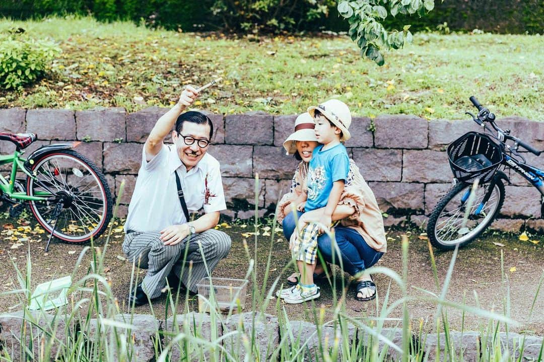 のインスタグラム：「隠れた特技 #岩井ジョニ男 #iwaijonio #jonioIwai #ジョニスタグラム #jonistagram #イワイガワ #iwaigawa #浅井企画 #asaikikaku #幻の哀愁おじさん  #令和 #令和元年 #ザリガニ #ザリガニ釣り #特技  #サラリーマン #whitecollarwork #ninetofiver #東京 #tokyo #錦糸町 #kinshityou  #岩井眼鏡店 @iwaimeganeten  #ヴィンテージスーツ @vintage_gentry  #instagram  #instagood  #model #cool #cooljapan」