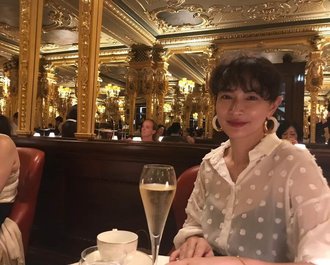 長谷川京子さんのインスタグラム写真 - (長谷川京子Instagram)「アフタヌーンティーを☕️ #london#afternoontea#hotelcaferoyal  #shirt#zara」8月27日 13時07分 - kyoko.hasegawa.722