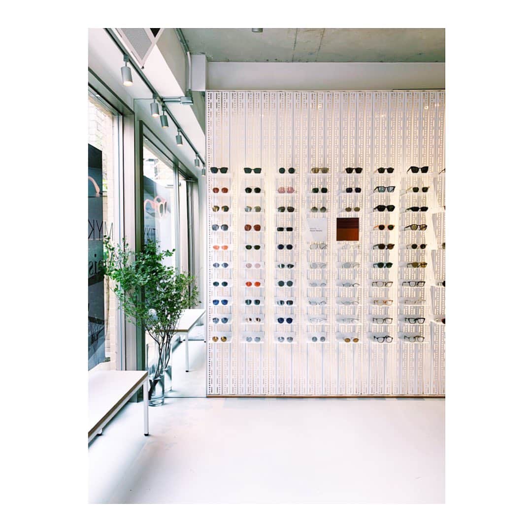 のインスタグラム：「MYKITA Shop Tokyo | アイコニックなMYKITA WALLには、一本一本フレームを置く小さなステージのような棚が設置され、それぞれのモデルの存在感を引き立てます。 今日も皆様のご来店をお待ちしております。 On the iconic MYKITA WALL each frame gets its own little stage to present itself. Visit the shop at 5-11-6 Jingumae, Shibuta, Tokyo. #MYKITA #mykitashoptokyo #mykitawall」