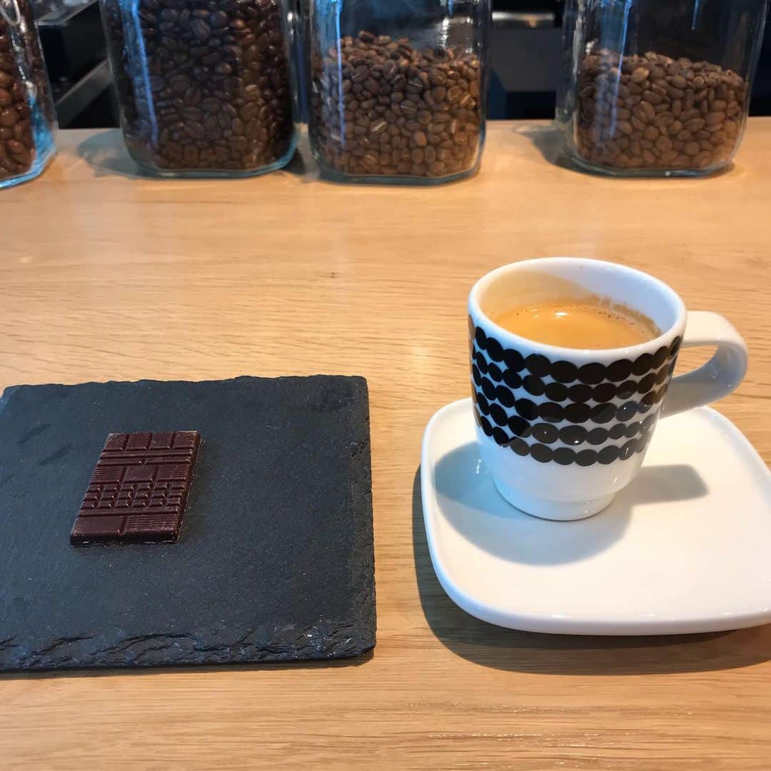 goodcoffeemeさんのインスタグラム写真 - (goodcoffeemeInstagram)「A great range of coffee to select, paired with chocolate and very good music. Nakame has the vibes! @vja  #goodcoffee_nakameguro #goodcoffee_tokyo #epulor」8月27日 13時20分 - goodcoffeeme