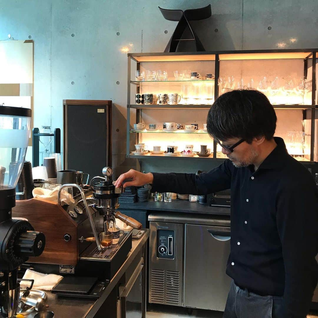 goodcoffeemeさんのインスタグラム写真 - (goodcoffeemeInstagram)「A great range of coffee to select, paired with chocolate and very good music. Nakame has the vibes! @vja  #goodcoffee_nakameguro #goodcoffee_tokyo #epulor」8月27日 13時20分 - goodcoffeeme