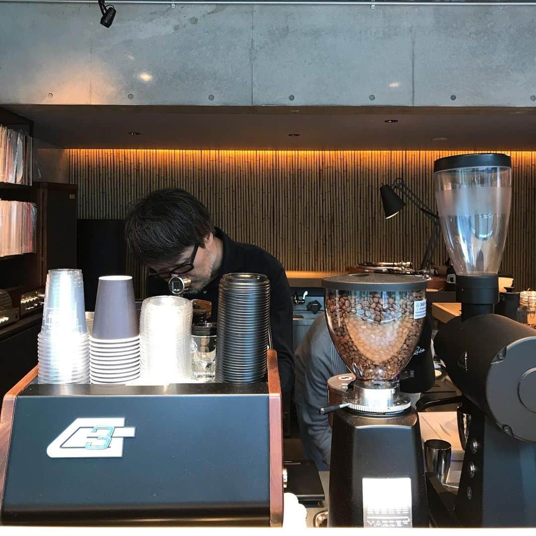 goodcoffeemeさんのインスタグラム写真 - (goodcoffeemeInstagram)「A great range of coffee to select, paired with chocolate and very good music. Nakame has the vibes! @vja  #goodcoffee_nakameguro #goodcoffee_tokyo #epulor」8月27日 13時20分 - goodcoffeeme