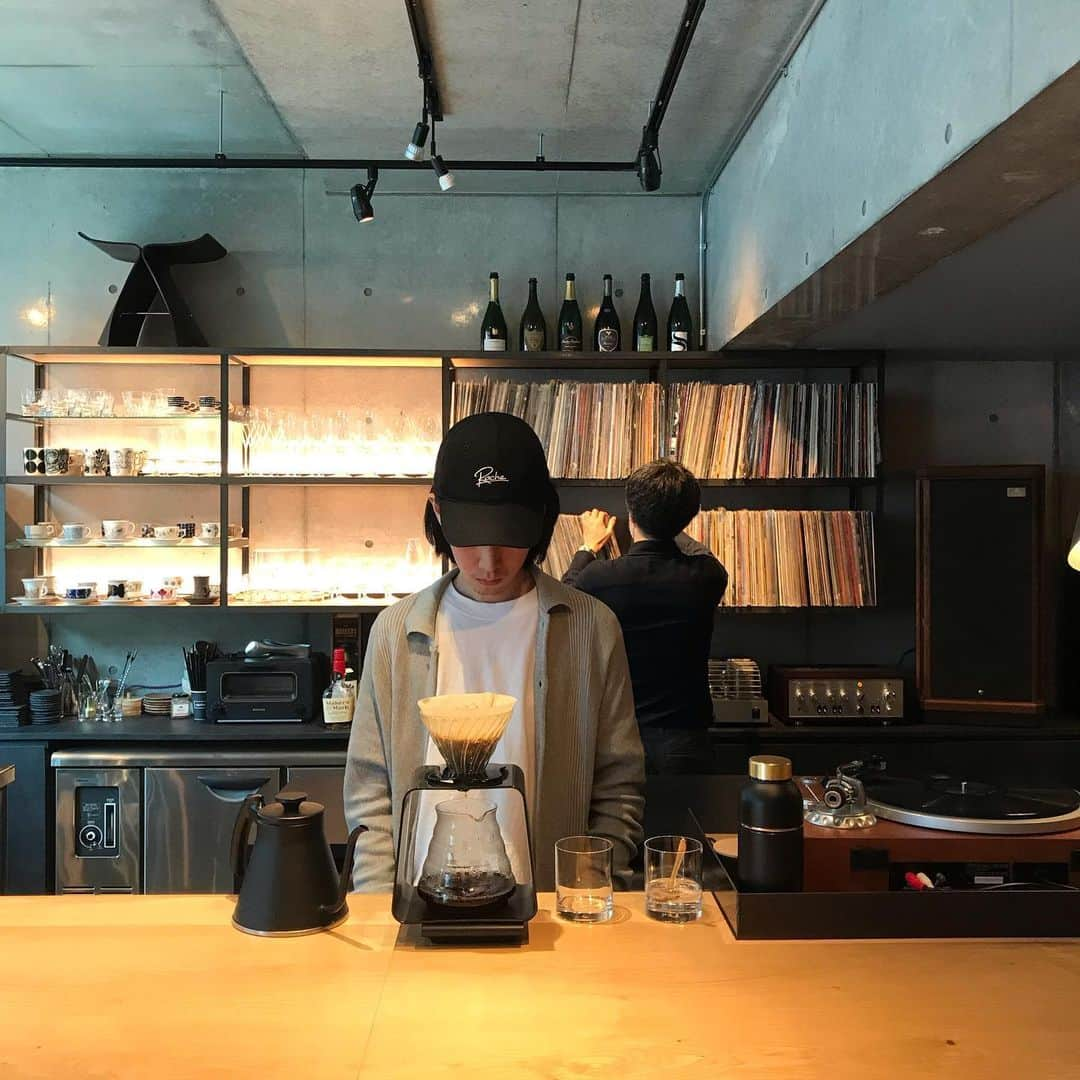 goodcoffeemeさんのインスタグラム写真 - (goodcoffeemeInstagram)「A great range of coffee to select, paired with chocolate and very good music. Nakame has the vibes! @vja  #goodcoffee_nakameguro #goodcoffee_tokyo #epulor」8月27日 13時20分 - goodcoffeeme