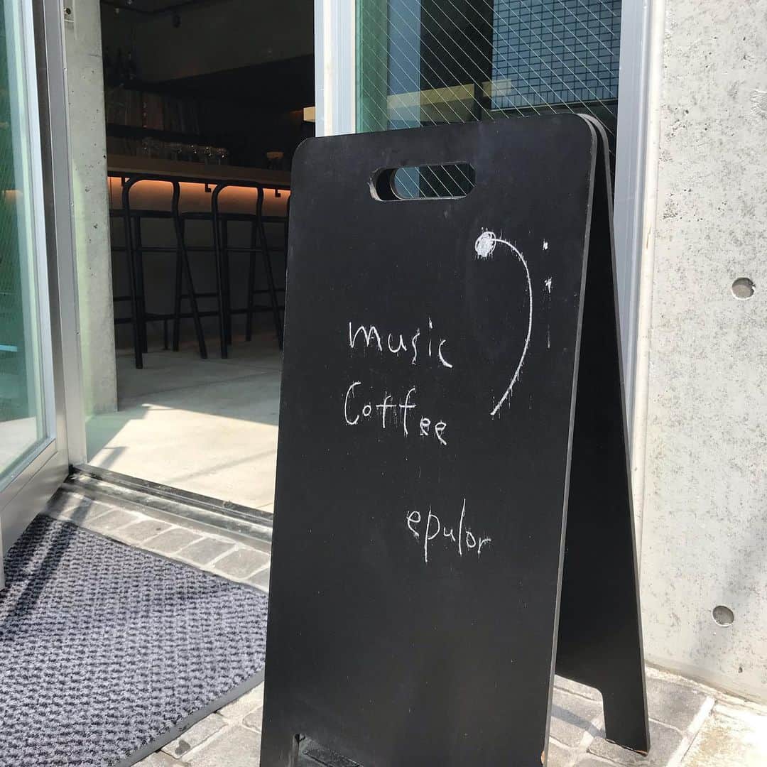 goodcoffeemeさんのインスタグラム写真 - (goodcoffeemeInstagram)「A great range of coffee to select, paired with chocolate and very good music. Nakame has the vibes! @vja  #goodcoffee_nakameguro #goodcoffee_tokyo #epulor」8月27日 13時20分 - goodcoffeeme