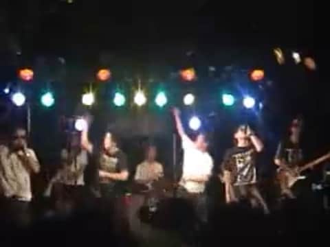 のインスタグラム：「ママとパパが初めて出会ったライブ映像♪パパ当時31歳w このライブ後にマネージャーだったコウジおじちゃんにライブに来てたママを紹介してもらってデートへ💓 曲も「あの宇宙へ」になる前♪ ライブの続きはパパのチャンネルにアップします〜\(//∇//)\ #いおりくんtv #しぃしぃtv #出会い #きっかけ #付き合う前 #お宝映像 #ダンス #踊ってみた #ライブ #歌 #パパ #dance #楽しい #恋 #笑顔 #音楽好き #最高 #音楽最高」