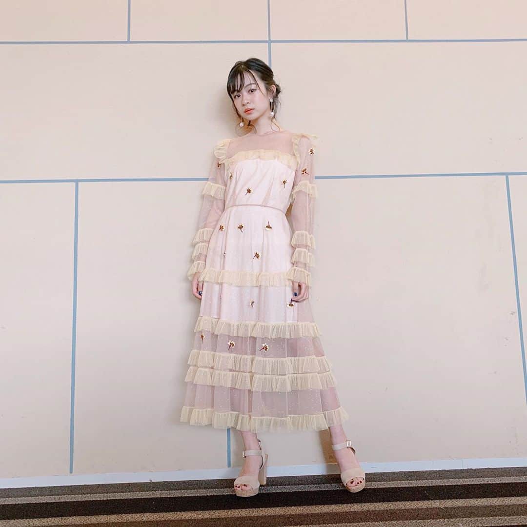 莉子さんのインスタグラム写真 - (莉子Instagram)「昨日は素敵なドレスでした〜〜（ ; ; ）❤︎ かわいいの！黄色！キラキラ！(^^) 関コレわくわく、、❤︎ ・ #全身もどうしてもみせたかった #きらきらんドレス」8月27日 13時20分 - riko_riko1204