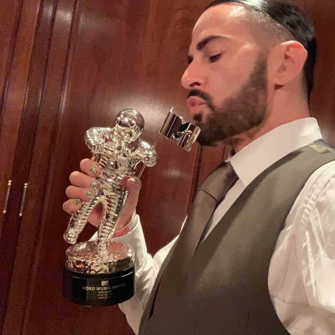 マーク・ジェイコブスさんのインスタグラム写真 - (マーク・ジェイコブスInstagram)「I WANT MY MTV! I am loving my spaceman trophy. What an ICON. I am truly proud and flattered to be the first recipient of the Fashion Trailblazer Award. #VMAS @mtv @cfda #gratefulAF」8月27日 13時18分 - themarcjacobs