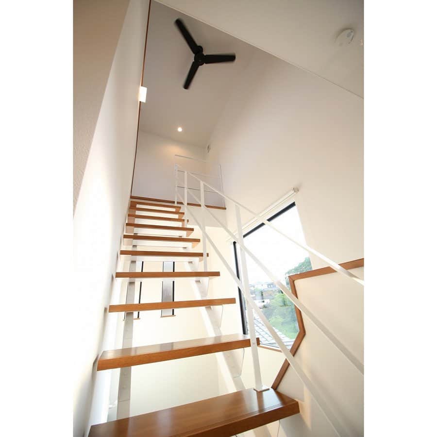 池田建設さんのインスタグラム写真 - (池田建設Instagram)「3階建ての家。 ・ ZERO-CUBE +PENTHOUSE CUSTOM ・ 屋上につながる部屋 ペントハウスをプラス❇︎ ・ #池田建設  #lifelabel  #ライフレーベル  #zerocube  #zerocube➕fun  #ゼロキューブ #penthouse  #ペントハウス  #屋上のある家  #3階建ての家  #二世帯住宅  #新築 #戸建  #マイホーム  #家づくり  #長崎 #諫早  #大村 #島原  #カメラマンsetoguchi」8月27日 13時21分 - ikeda_kensetsu