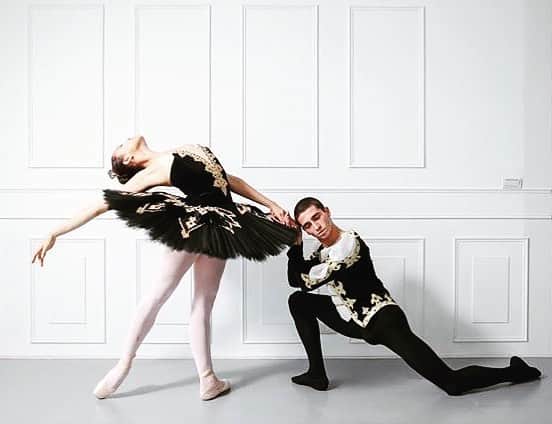 ミコ・フォガティのインスタグラム：「Ballet is such a beautiful blend of art and athleticism. I am thankful for everything that this art form has given to me and the incredible people that I have met along the way. Ballet is for everyone to enjoy no matter what gender, color, race, size, etc that you are. Thank you @lara.spencer @goodmorningamerica for your apology and this is a wonderful learning moment for all of society. We should never judge or mock anyone by their passions, but instead to encourage open mindedness and  empathy for each other and all the different paths in life that we all have! ✨💕#boysdancetoo  Photo by @taiwangrandprix  With @miguel_duarte24」