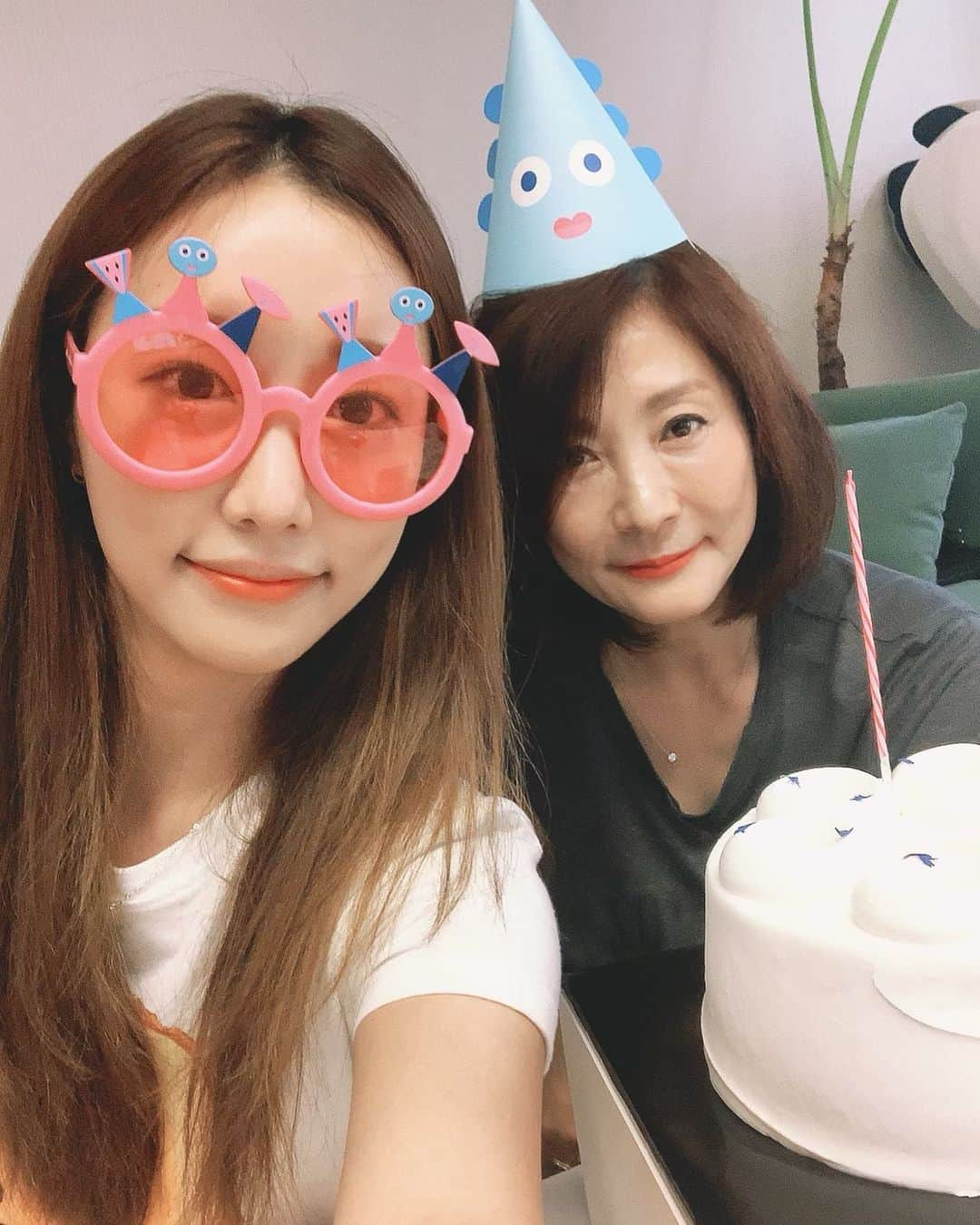 COCO さんのインスタグラム写真 - (COCO Instagram)「우리 엄마 한살 😅🎂 #hbd to the most beautiful momma in the world ❤️❤️❤️ #mamacoco」8月27日 13時32分 - rilaccoco