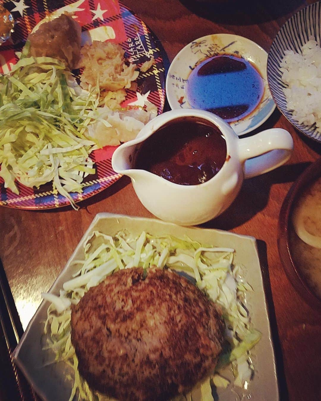 桃井かおりさんのインスタグラム写真 - (桃井かおりInstagram)「キャベツしか野菜ない😅でも551のシュウマイがある。作らないと何だかストレス、、ついでに激ウマ特大ハンバーグもデミグラスソースで😂 #仕事中でもかおり飯 #おいしい😋」8月27日 13時35分 - kaori_momoi