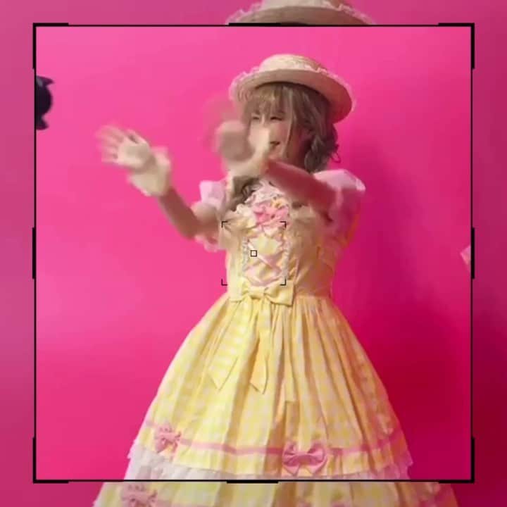 のインスタグラム：「私の夏の思い出🌻  初めて体験したロリータ夏ファッション撮影❤麦わら帽子と華やかな衣装が夏っぽい🏝  かわいい服着るのって、昔から女の子の夢なんやで👗  ロリータ撮影の1シーンを SNOWのVlogフィルターを使って撮影してみました🎥  可愛く撮影できるし、素敵な思い出として残せるからVlog撮影っていいね👏👏 みんなも、夏の思い出を記録するのにSNOWのVlogフィルターを使ってみてね✨  #snowcam  #vlog  #todaymood  #PR  #summer  #summervacation  #Lolita #ロリータ #ロリータファッション #撮影 #思い出」