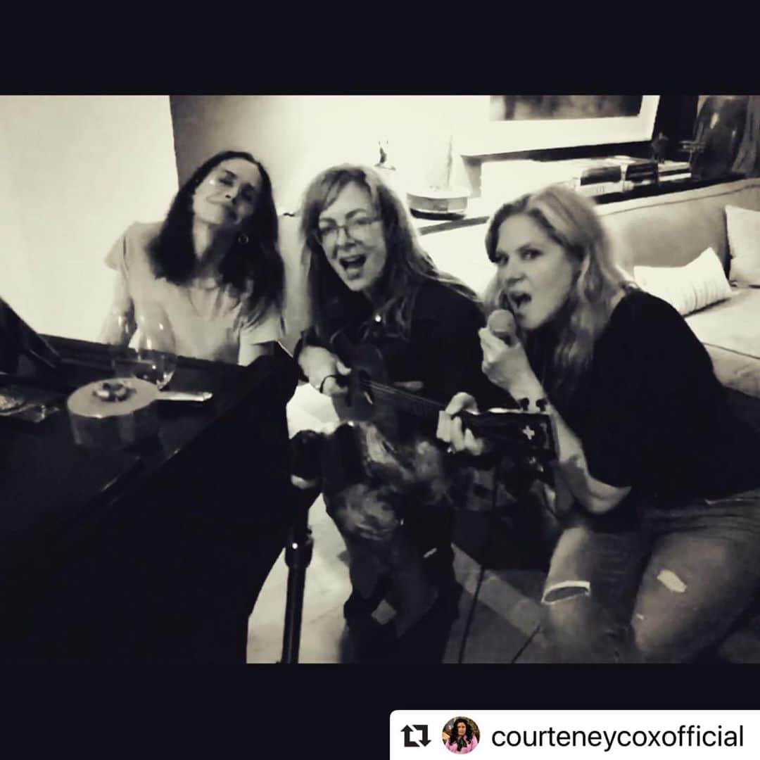メアリー・マコーマックのインスタグラム：「I’m in a band!!!!! Finally.  We need a name. Suggestions? @courteneycoxofficial @allisonbjanney」
