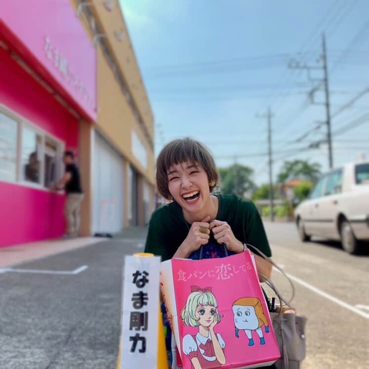 のインスタグラム：「2019.08.27 27歳になりました。  今日の13時45分に 27歳だった両親の元に産まれ 剛力家の一員になりました。  27だらけ、なんだか不思議な1日です。  一度決めたら信念を持って絶対に貫き通す、 最近は美味しいをおいちいと 言ってしまう可愛さもある父親♡ 私の友達がみんな好きになってしまう キャラクターのような可愛い存在で、 趣味が合いすぎる友だちのような母親♡ 甘えん坊の妹の私がいるからいつも我慢してくれていて、 厳しいことも言ってくれるけど私のことが大好きな姉♡  ほんっとうに大好きです。  低体重で生まれ少しばかり みんなを心配させましたが こんなに逞しく育ててくれました。 剛力彩芽として産んでくれてありがとう❤️ そして、なんの取り柄もない私を 今もずっと変わらずに 応援し続けてくださっている皆さま。 本当にありがとうございます。  私はこれからも役者として、 表現者としてこの世界に生き続けます。 この世界しか私にはありません。  まだまだ時間のかかることだらけです。 焦らずマイペースに。 が私のモットーでもあります。 時間はかかるかもしれませんが 必ず今よりもっとみなさんに安心して 心から笑い続けてもらえるように。  喜怒哀楽を共有してくれる大切な友だち♡ 厳しくも愛情を持って隣にいてくれるパートナー♡ 子どもの頃から変わらずに支えてくださっている仕事関係者の皆さま♡  27年間で出逢った全ての方々に 感謝の気持ちでいっぱいです。 わたしは幸せ者です。 歳を重ねるごとに強く感じます。  ありがとうございます。  これからも驕らずに私らしく初心で 全てのことに感謝の気持ちを忘れず 一歩ずつ踏みしめて進んでいきます。  これからもよろしくお願いします。  2019.08.27  13:45  #誕生日 #ありがとう #なま剛力 #これはパン屋さん #なま剛力スタジアム #このタイミングも #何かの運命⁈ #美味しすぎる #食パン #また食べたい 🤤」