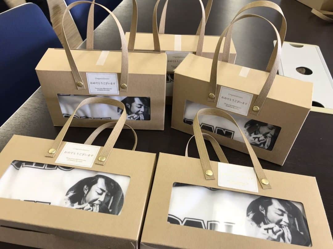 はなまるうどんのインスタグラム：「こんにちは😍✨ #ススリンクライマックス の当選者様へ、「棚橋弘至選手のサイン入りTシャツ」を発送しました😉⭐カッコいいTシャツだなあ🤣🙌🏻 #棚橋弘至 @hiroshi_tanahashi #はなまるうどん」