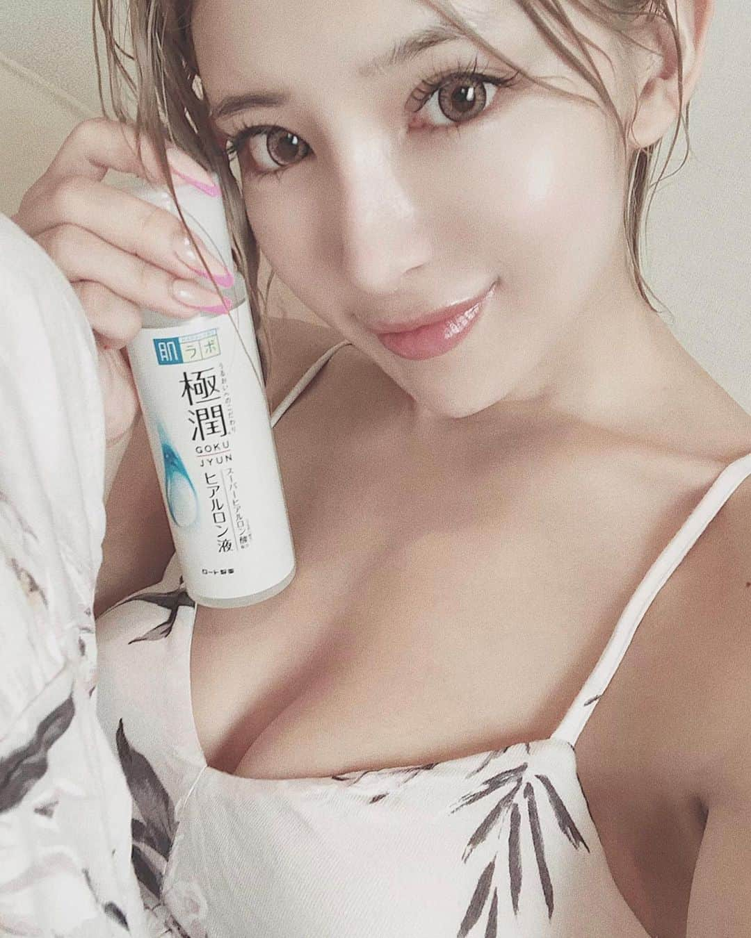 小原優花さんのインスタグラム写真 - (小原優花Instagram)「日本で1番売れてる化粧水シリーズの正解は肌ラボだったよ！🙈💕 私15歳の頃はじめて使った化粧水が極潤で、それからしばらく✨極潤✨を愛用していたよ🥺💓 ・ この間かなり久しぶりに使ってみたらこのモチモチ感がやっぱり凄い❣️🥰 ・ ・ 3種類のヒアルロン酸が黄金比で配合されているので、疲れた時とか乾燥でハリを失いがちなお肌でもぷるぷるになる！☺️❤️✨ ・ 全身にも使ってるよ🥺 お風呂上がりはボディも化粧水をした後にクリームをすると超しっとりすべすべになるの😚💓💓💓 ・ コスパも良くて顔から身体までたっぷり使えるよ😻💯 ・ ・ #pr#sponsored_by_rohto #日本で一番売れてる化粧水 #化粧水 #スキンケア #1周まわって極潤 #極潤 #肌ラボ」8月27日 14時09分 - yunkoro519