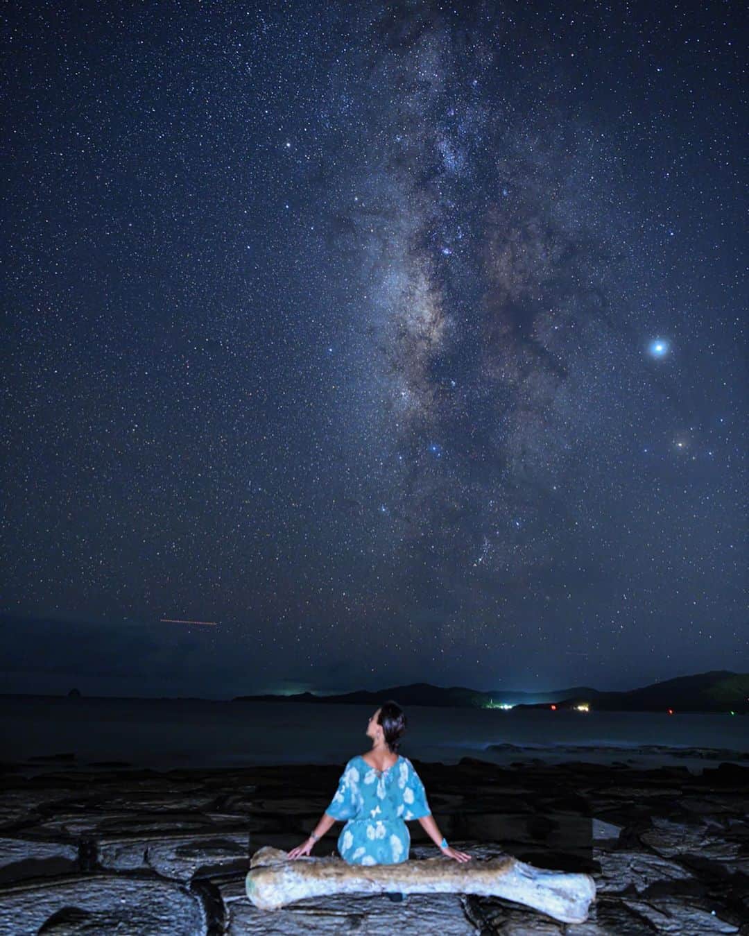 田中律子さんのインスタグラム写真 - (田中律子Instagram)「久米島観光大使として、オススメしたいのは、海も素晴らしいけど、久米島の星空が美しいってこと⭐️ 昨日はサンセットからの満天の星空が美し過ぎた🤩⭐️🤩⭐️ ビーチに寝転んで、シークァーサー泡盛を飲みながら、何個も何個も流れ星を見たよ💫  何億光年も彼方の光⭐️…地球もこの星の中の一つ、私たちはほんの一瞬のちっぽけな存在に過ぎないけど、この壮大な宇宙の美しさに吸い込まれそうになりながら、宇宙を感じて、今ここに存在している自分を感じて、胸が幸せで溢れた❤️ 生きとし生けるもの全てに感謝🙏  地球って素晴らしい🌏 Save the earth🙏  #久米島 #久米島観光大使 #いい写真いっぱい #たった1日で #満足できる #久米島のいいところ  #宇宙  #shootingstar  #流れ星  #地球って素晴らしい  #savetheearth」8月27日 14時13分 - ri2kotanaka