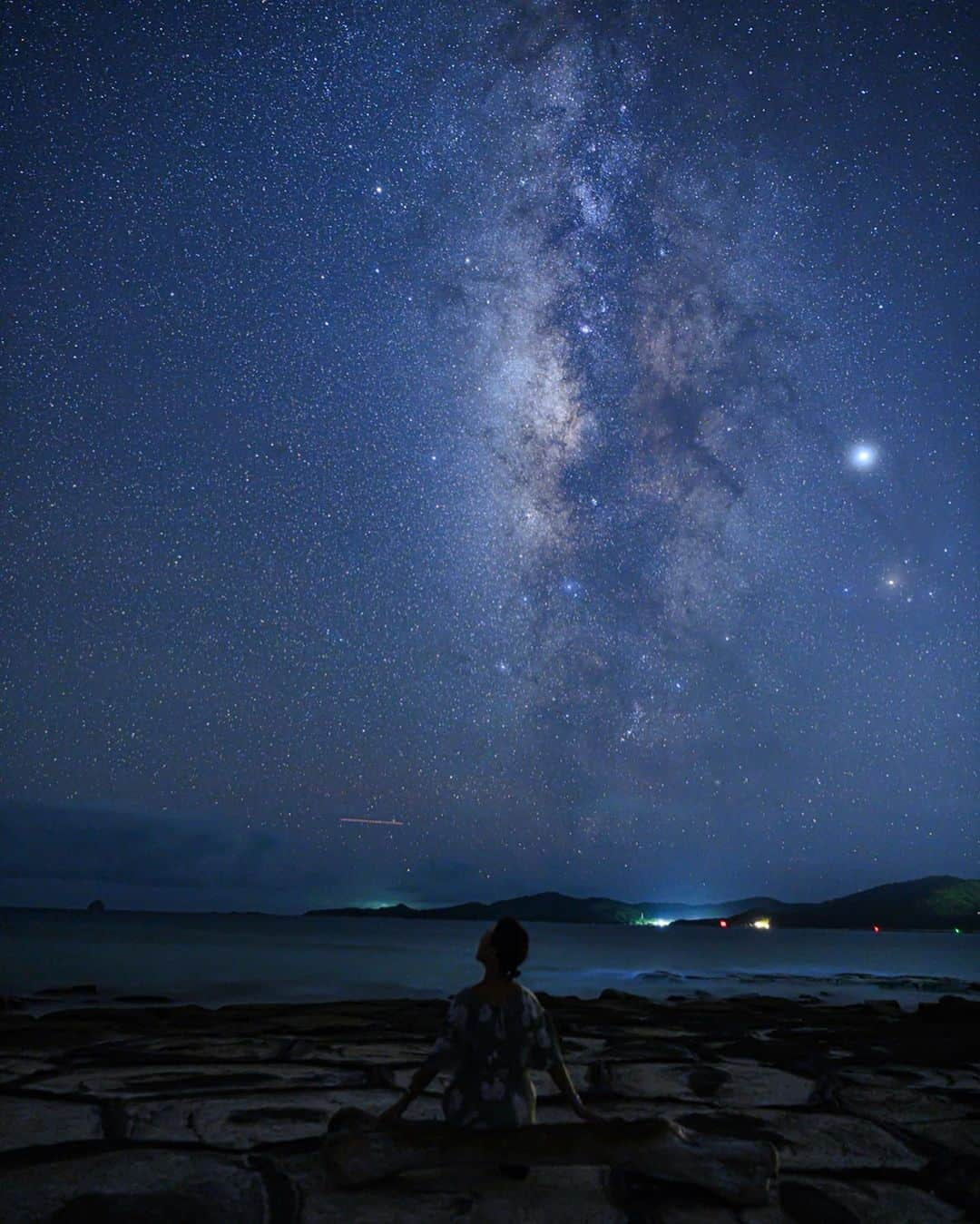 田中律子さんのインスタグラム写真 - (田中律子Instagram)「久米島観光大使として、オススメしたいのは、海も素晴らしいけど、久米島の星空が美しいってこと⭐️ 昨日はサンセットからの満天の星空が美し過ぎた🤩⭐️🤩⭐️ ビーチに寝転んで、シークァーサー泡盛を飲みながら、何個も何個も流れ星を見たよ💫  何億光年も彼方の光⭐️…地球もこの星の中の一つ、私たちはほんの一瞬のちっぽけな存在に過ぎないけど、この壮大な宇宙の美しさに吸い込まれそうになりながら、宇宙を感じて、今ここに存在している自分を感じて、胸が幸せで溢れた❤️ 生きとし生けるもの全てに感謝🙏  地球って素晴らしい🌏 Save the earth🙏  #久米島 #久米島観光大使 #いい写真いっぱい #たった1日で #満足できる #久米島のいいところ  #宇宙  #shootingstar  #流れ星  #地球って素晴らしい  #savetheearth」8月27日 14時13分 - ri2kotanaka