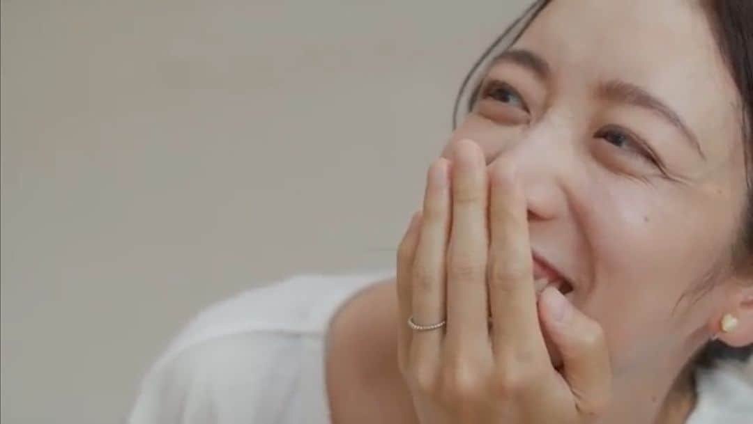 我謝レイラニのインスタグラム：「このmovieはこれから出産する人にもママにも見てもらいたいと思った⁎ˇ◡︎ˇ⁎ 素敵なメッセージが込められてて私も泣いちゃった🥺 しかもこの中のへたくそなパパの歌も本当に感動したのー😭全部の歌聞いてもらいたかったーーー！！(本当は歌上手いらしい‥) #ママ知ってるよ #ここからはじまる赤ちゃんの笑顔  #Aprica のサイトかYouTubeで見てみてね◡̈⃝︎ 最近ママ役🤱🏻増えたけど妊婦役は初めてだった〜🤰🏻」