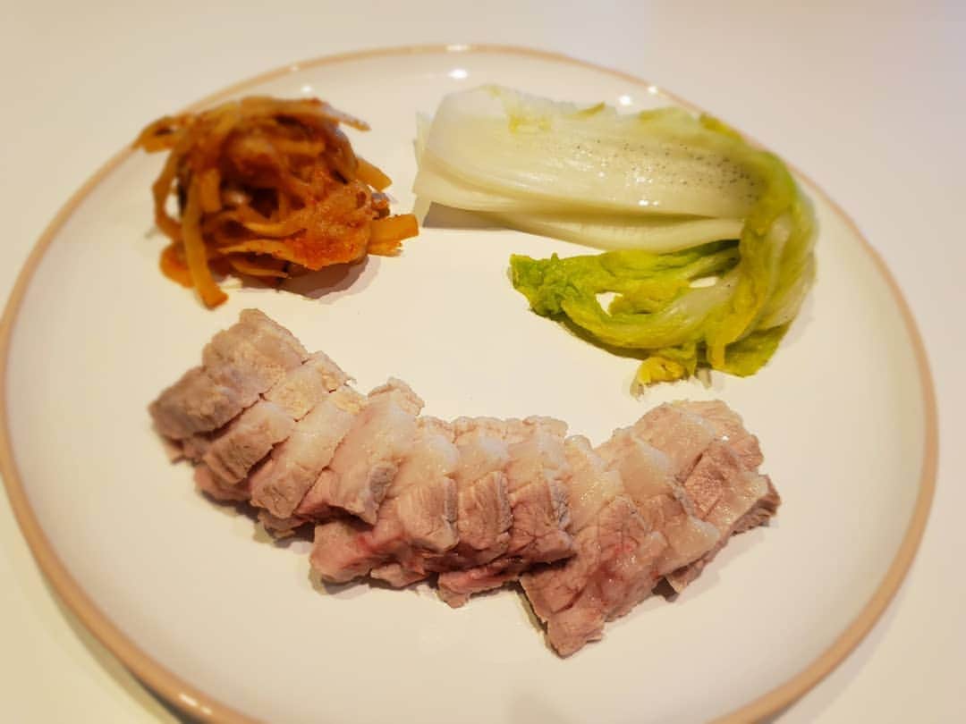 田辺岬さんのインスタグラム写真 - (田辺岬Instagram)「おうちご飯🍽️ . 日本にいる時とだいぶ変わりました😳 一品ずつ出していて、写真撮る余裕が全然ない🤣 撮れたものだけ～🤣 . 鴨肉のロースト(赤ワインソース) スズキのオーブン焼き ボッサム . 夫は鴨肉を初めて食べたそうですが、美味しかったみたいで一安心🙆‍♀️ 私も調理したのは初めて❣️ こっちに来て、最初はなんだかこわくて手が出せなかったお魚料理もできるようになりました🐟 相変わらず韓国料理が大好きで作って食べてます😋 キムチ作りも美味しくできると嬉しくてハマりそう🤭 . 調味料も新しく買ったものが美味しくて嬉しい💕 . ベルギー料理も何か作れるようになりたいな😆 . #ベルギーお家ごはん#アスリート飯#栄養士」8月27日 5時36分 - t.misaki815