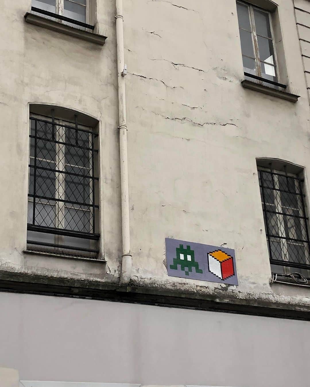 リリー・コリンズさんのインスタグラム写真 - (リリー・コリンズInstagram)「Love finding @Invaderwashere’s pixelated pieces planted all over Paris...」8月27日 5時38分 - lilyjcollins