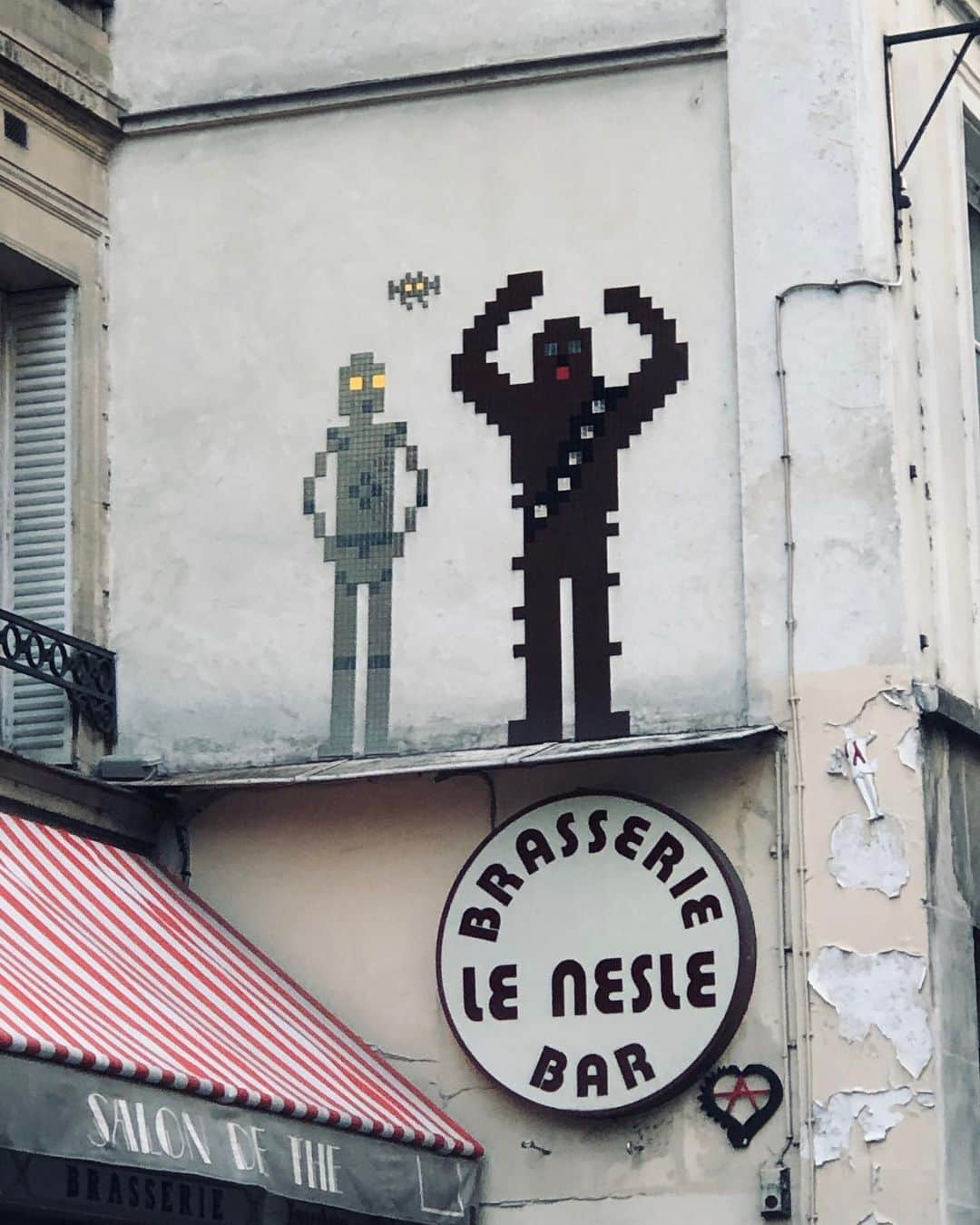リリー・コリンズさんのインスタグラム写真 - (リリー・コリンズInstagram)「Love finding @Invaderwashere’s pixelated pieces planted all over Paris...」8月27日 5時38分 - lilyjcollins