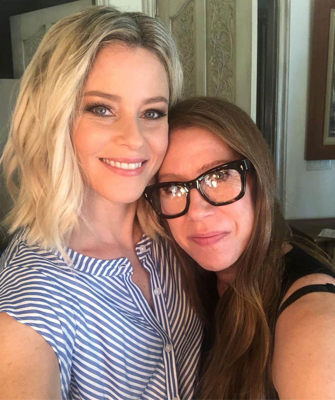 エリザベス・バンクスさんのインスタグラム写真 - (エリザベス・バンクスInstagram)「@fionastiles has been blessing my life since 2001 Cherish the women that lift you up, inspire you, root for you. 😘」8月27日 5時38分 - elizabethbanks