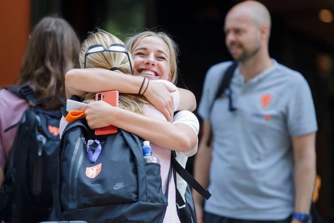 ジャッキー・グローネンさんのインスタグラム写真 - (ジャッキー・グローネンInstagram)「Hugs from this one 🔥🦁 @loes.geurts #maatje」8月27日 5時42分 - jackie_groenen_14