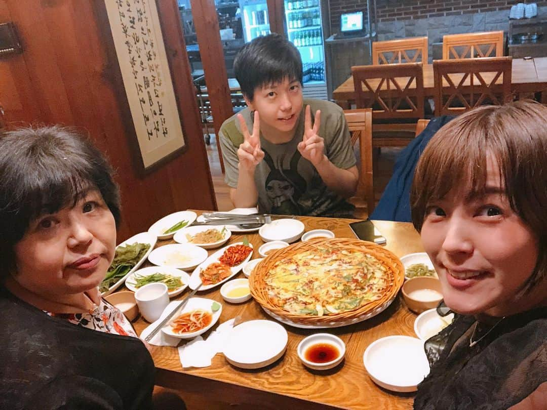 八幡愛さんのインスタグラム写真 - (八幡愛Instagram)「食い倒れ家族旅行✈️in釜山🇰🇷 ずっと食べて飲んでカジノしての堕落旅。 家族孝行できてよかった⭐️🐷 でも家族といたら、 釜山は自分を中心に回ってるかのごとく自己中になるのと、 イライラとか全部出てしまうので、まだまだ修行が足りんと思いました🤭 また来年もみんなでどこかへ行けるように、仕事頑張ります。  #弟にバカラ教えたら目覚めて血は争えんとおもった #🏠は博打で崩壊 #反面教師#しろよ #日本にカジノはいらん #誰がカイジや #アゴだけやないかい」8月27日 6時11分 - aiainstein