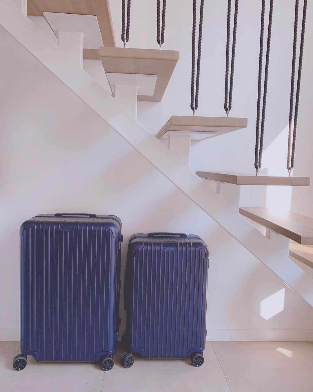 meg rockのインスタグラム：「my fav @rimowa set ever.. 🦔🌿 * * * 好きすぎて全種試した結果 最近は essential に落ち着いたとこ🦔🌿 本当はせめて check-in M + cabin plus くらいの 量の人でいたいのだけど、そのあたりはなかなか.. 笑 * * * #rimowa #rimowaessential #rimowacheckin #rimowacheckinmedium #rimowacheckinlarge #rimowamattblue #rimowaaddict #eurosummer #nicefrance #france #frenchriviera #cotedazur #eu #euro #europe」