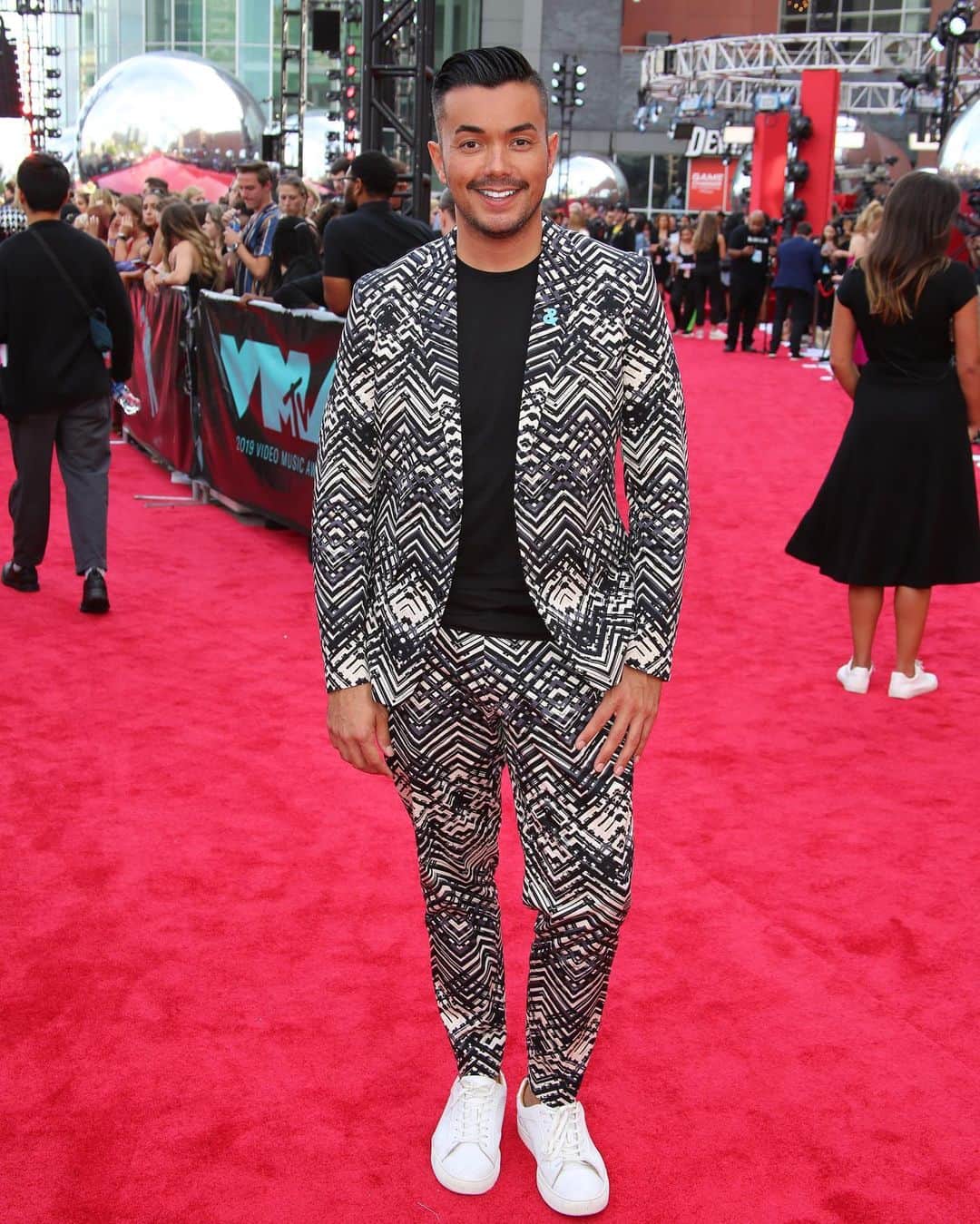 アンソニー・ラモスのインスタグラム：「Black and white and red all over  #VMAs #VMAs2019 #GLAAD」