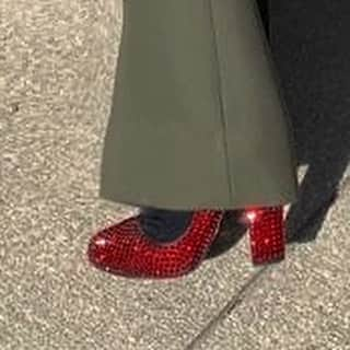 マーク・ジェイコブスさんのインスタグラム写真 - (マーク・ジェイコブスInstagram)「Tonite’s look teaser. My Ruby slippers by @Prada We are off to see the VMAs. Following that brick road always! #surrenderdorothy #noplacelikehomo #gratefulnothateful #dressednotstressed #vmas @mtv  @cfda @marcjacobs photo @michael_ariano」8月27日 6時45分 - themarcjacobs