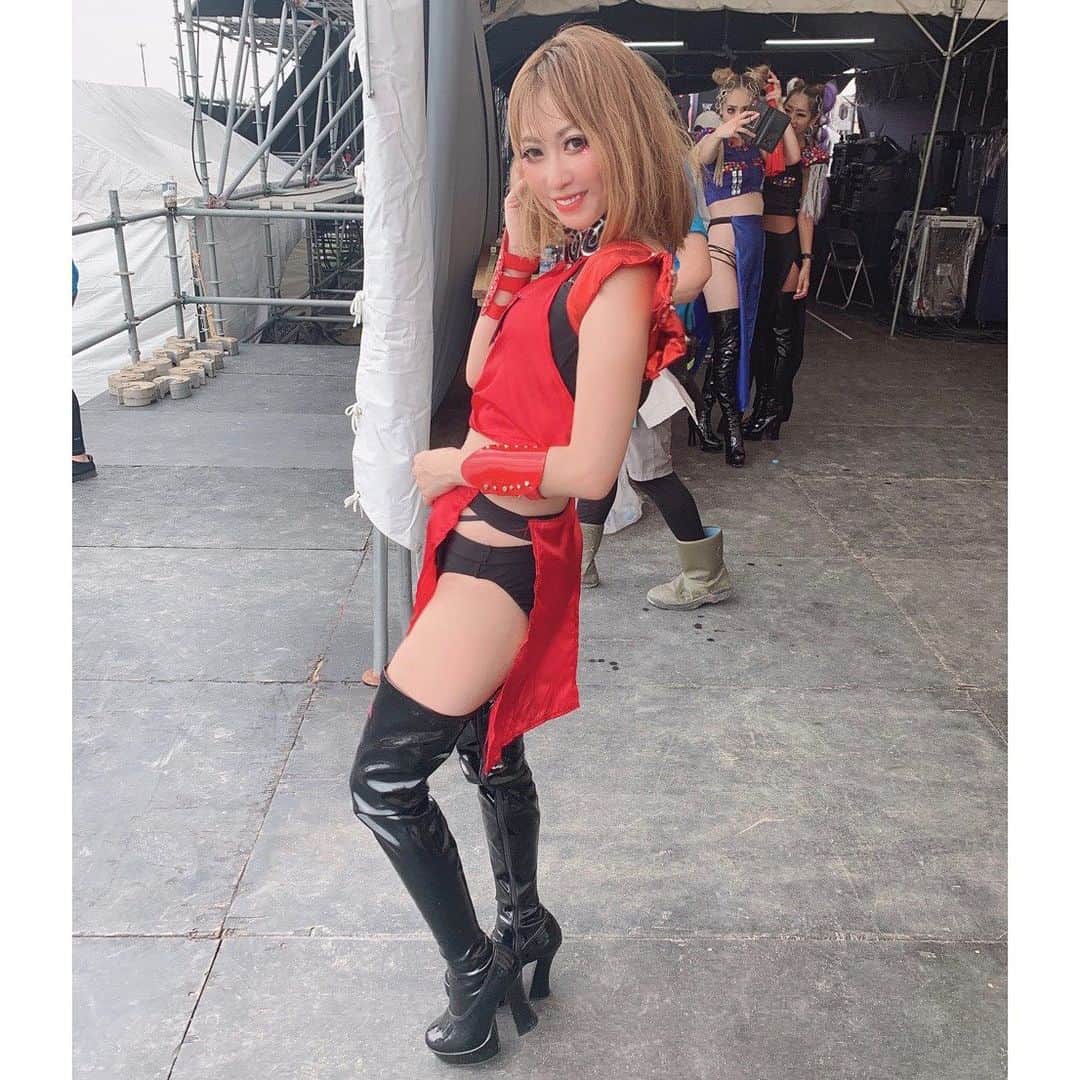 のインスタグラム：「2019年の衣装はコレー👘💕 . .  1回ステージ経つと暑さと汗で化粧と髪が一撃で終わる🤚 . .  直して崩れての繰り返しを大体4回ほどw . .  楽じゃねえのだ🐣 . .  ちなみにこのdancer衣装は @11yok08 さんが作った物🙈がーさす . . .  #葉月樹里 #soiréeine #ソワレーヌ #musiccircus #musiccircus2019 #ミュージックサーカス #樽井サザンビーチ #野外フェス #dancer #ダンサー #ALKALOIDdancer #アルカロイド #衣装 #edm #psychedelic  #なんでも日々の積み重ねだな #毎日踊ってた時は筋肉痛になんかならなんだ #久しぶりに2日間一日中踊ると次の日あるけねえw」