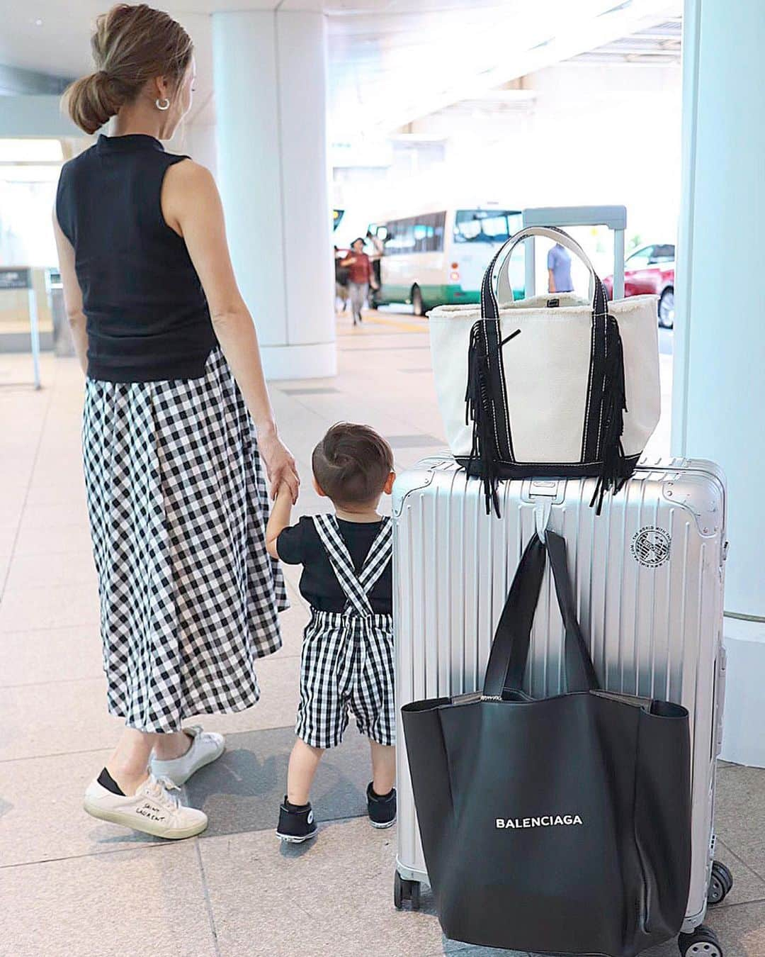 あすかさんのインスタグラム写真 - (あすかInstagram)「ㅤ ㅤㅤ  ㅤ ㅤ mama ㅤㅤ  tops： @gu_for_all_ sk： @chocoa_official bag： @ayako_bag shoes： @ysl  boy ㅤ tops&salopette： @agnesb_officiel shoes： @converse  ㅤㅤ  ㅤㅤㅤ ㅤㅤ ギンガムチェック🖤 息子のサロペットはアニエスでセールでget👶🏼 旅行前にずっと欲しかった @ayako_bag が 届いて嬉しすぎてさっそく♥あ〜かわい。 ㅤ ㅤ ㅤ ㅤ 3枚目は昨日覚えた #すみません 〜(笑) 永遠に言ってた🤣笑いが止まらない👏🏻 来月で2歳🎂この1年での成長が凄い💕 ㅤ ㅤ ㅤ ㅤ ㅤ 今日からずっと楽しみにしていた北海道🗾 初めて行くからずっとワクワクしてた◡̈⃝🌈 いっぱい美味しいもの食べてこよ〜🤤 ㅤ ㅤ  ㅤ  #coordinate#locari#mamagirl#rimowa#今日の服#コーディネート#カジュアル#シンプル#プチプラコーデ#お洒落さんと繋がりたい#スーツケース#ギンガムチェック#親子コーデ#親子リンクコーデ#子連れ旅行#家族旅行#マタニティ旅行#北海道旅行#1歳11ヶ月#新米ママ#男の子ママ#ママコーデ#ママファッション#第2子妊娠中#妊娠後期#妊娠9ヶ月#ぷんにー#マタニティ#マタニティコーデ ㅤ ㅤ」8月27日 7時10分 - ask_____10