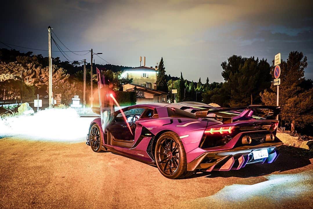 ジェームズ・ロシターのインスタグラム：「Monday night cruises with @bentosmonaco @tessjantschek #aventadorsvj #mclaren720s」