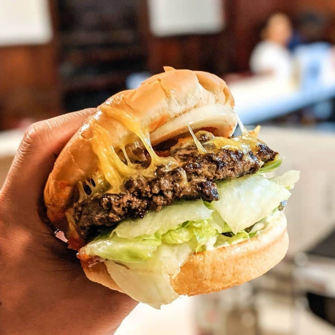 Eater LAさんのインスタグラム写真 - (Eater LAInstagram)「The hickory burger from @applepan served with their own sauce, onions, and melted Tillamook cheddar. 📸: Eater LA editor @mattatouille. Hashtag #eaterla on your best photos for a chance to be featured.」8月27日 7時18分 - eater_la