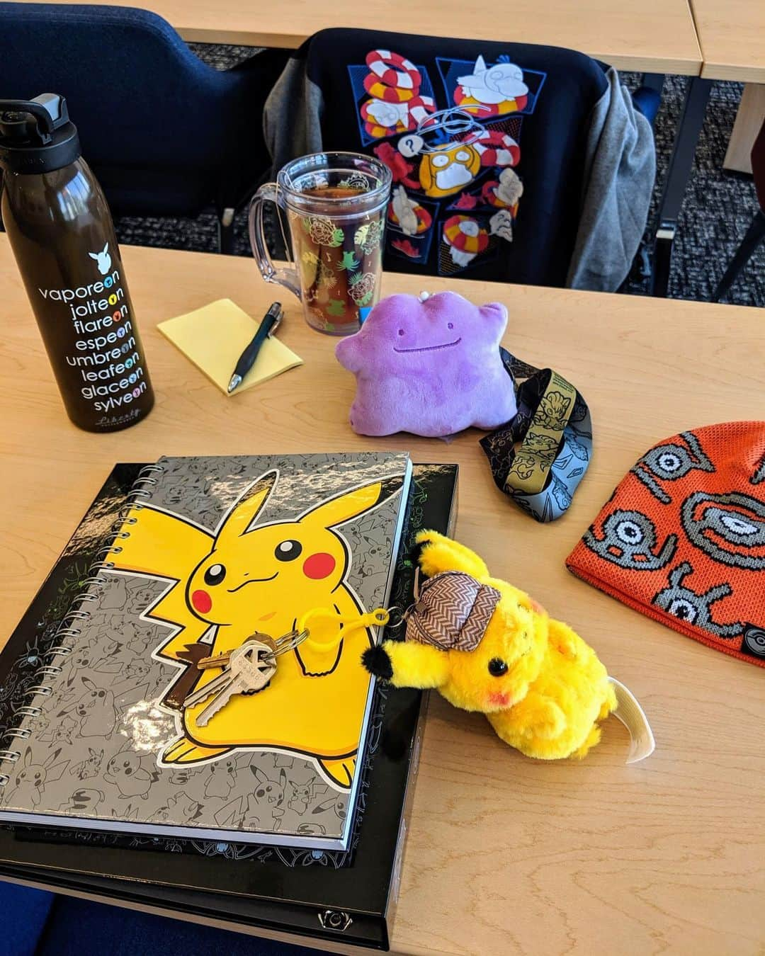 Pokémonさんのインスタグラム写真 - (PokémonInstagram)「When you have a class at 8 a.m. and a battle with your rival at noon. 📚💥 US Trainers: tap the link in our bio to gear up for school at the #PokemonCenter!」8月27日 7時19分 - pokemon